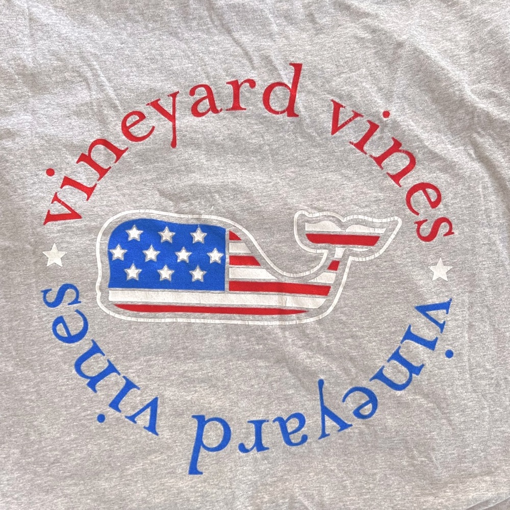 🐳VINEYARD VINES TEE🐳